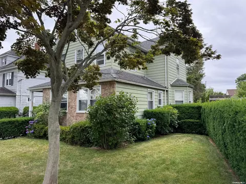17 S Grand St, Westbury, NY 11590