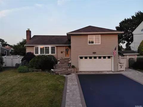105 Ocean Ave, Massapequa, NY 11758