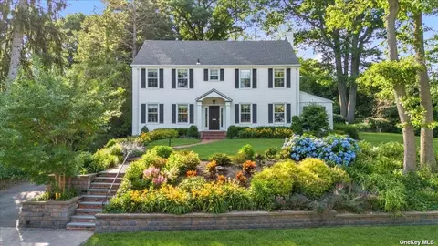 100 Summit Rd, Port Washington, NY 11050