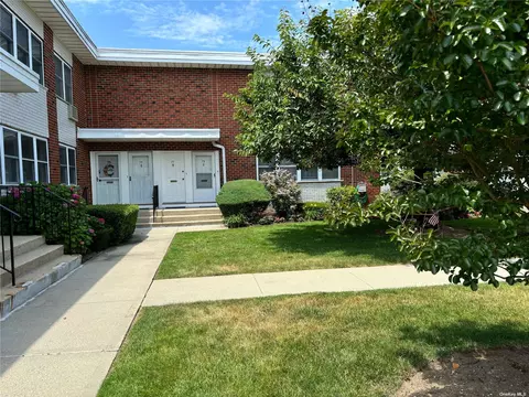 79 Farber Dr #79, West Babylon, NY 11704