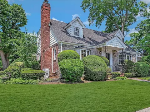 5 Elm Dr, New Hyde Park, NY 11040