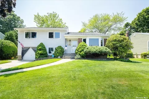 94 Cedar Dr, Farmingdale, NY 11735