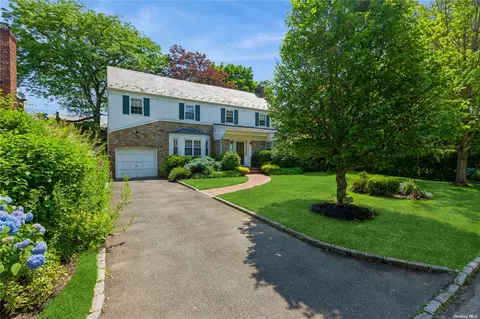 15 Parkside Dr, Great Neck, NY 11021