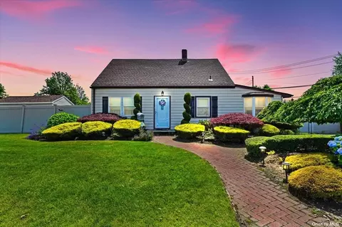 1 Cord Ln, Levittown, NY 11756