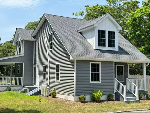 82 W Tiana Rd, Hampton Bays, NY 11946