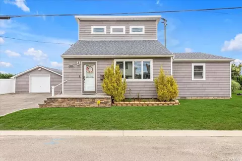 823 S Bay St, Lindenhurst, NY 11757
