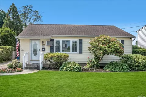 50 Mohawk Dr, North Babylon, NY 11703
