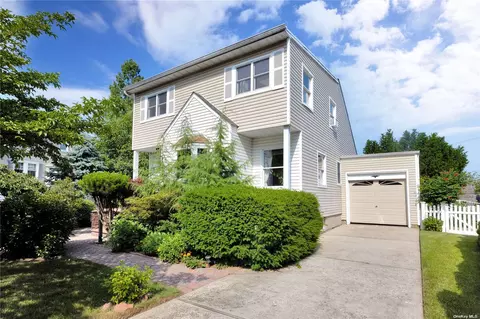 10 Ridge Rd, Farmingdale, NY 11735
