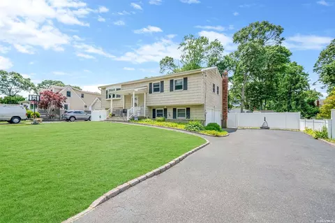 70 Balaton Ave, Ronkonkoma, NY 11779