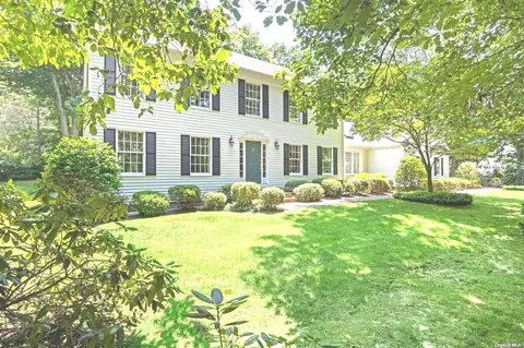 16 Glenwater Ln, Setauket, NY 11733