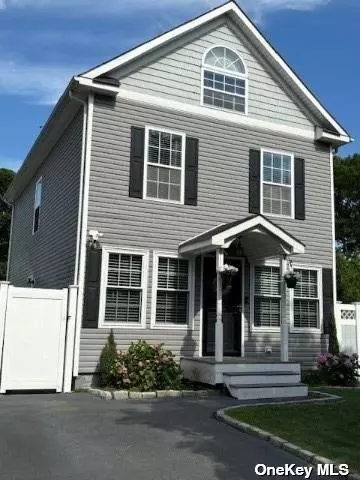 107 7th Ave, Holtsville, NY 11742