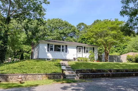 75 Hulse Ave, Wading River, NY 11792