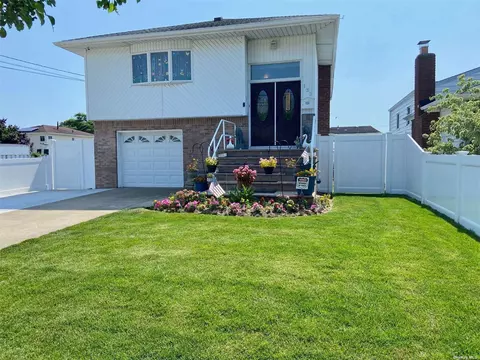 133 Linton Ave, Lindenhurst, NY 11757