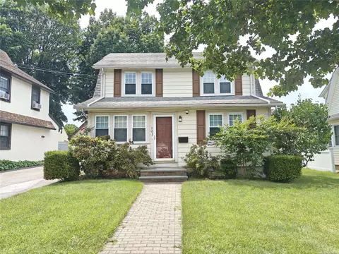 101 Woodnut, Mineola, NY 11501