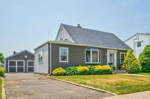 14 N Crescent Dr, Farmingdale, NY 11735