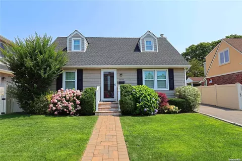 878 Center Dr, Franklin Square, NY 11010