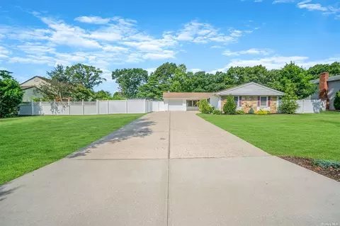 18 Wellsley Ln, Coram, NY 11727