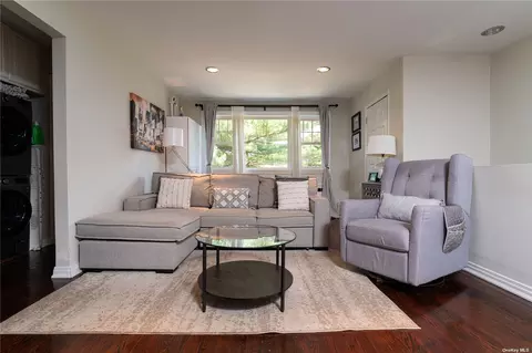 224-37 Kingsbury Ave #B, Bayside, NY 11364