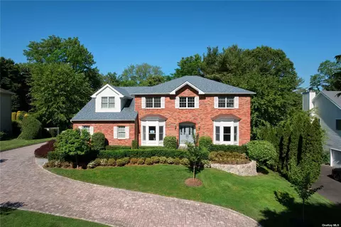 47 Davis Ln, Roslyn, NY 11576