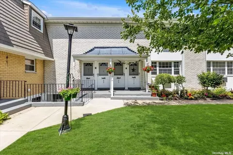 4713 Wilshire Ln #4713, Oakdale, NY 11769