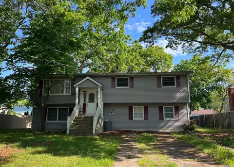11 W Tipton Dr, Shirley, NY 11967