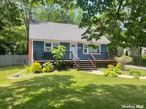 385 Carnation Dr, Shirley, NY 11967