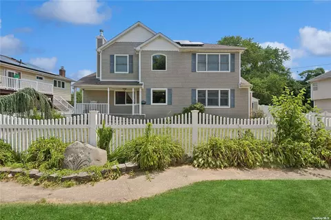83 Livingston Ave, Babylon, NY 11702