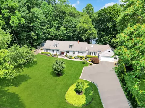 11 Hawthorne Ct, Centerport, NY 11721