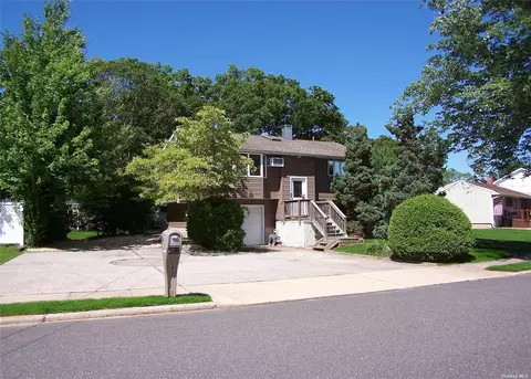 15 Salem Ln, Selden, NY 11784