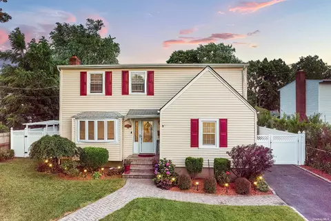 1 Bailey Dr, Massapequa, NY 11758