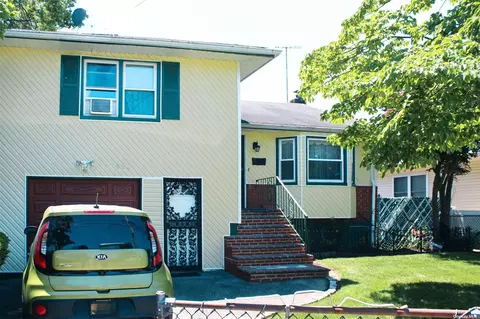 866 Park Ave, Westbury, NY 11590