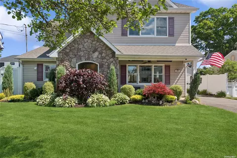 129 Van Buren St, Massapequa Park, NY 11762