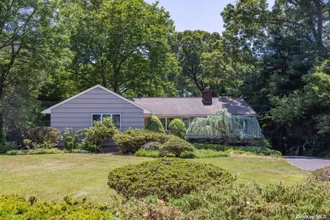 34 Blydenburgh Ln, Stony Brook, NY 11790