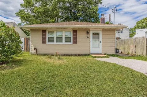 115 Clinton Ave, Mastic, NY 11950