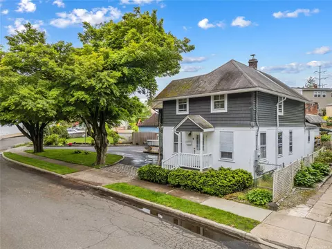 8 Locust St, Roslyn Heights, NY 11577