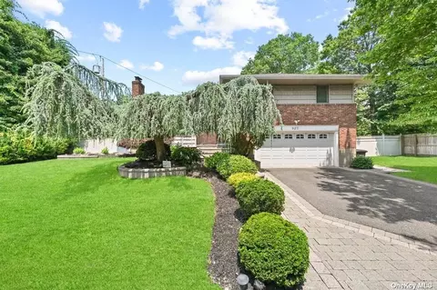 920 Gloucester Ct, Westbury, NY 11590