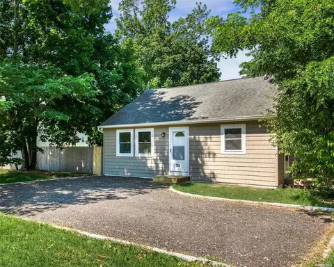 762 Provost Ave, Bellport, NY 11713