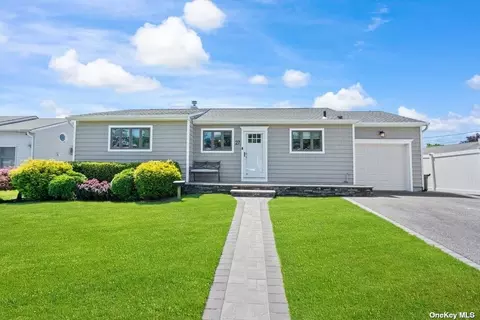27 Cynthia Ln, Plainview, NY 11803