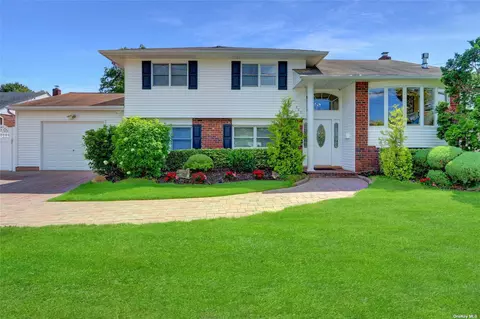 323 Violet St, Massapequa Park, NY 11762
