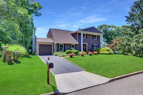 26 Amber Ln, Coram, NY 11727