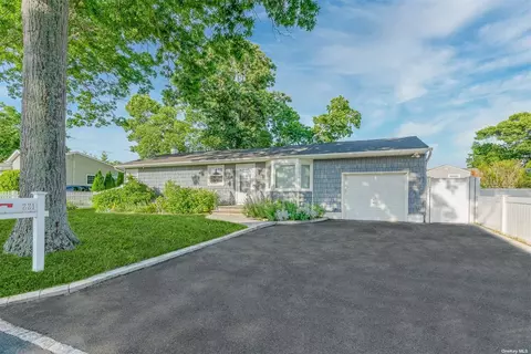 221 Smith Ave, Holbrook, NY 11741