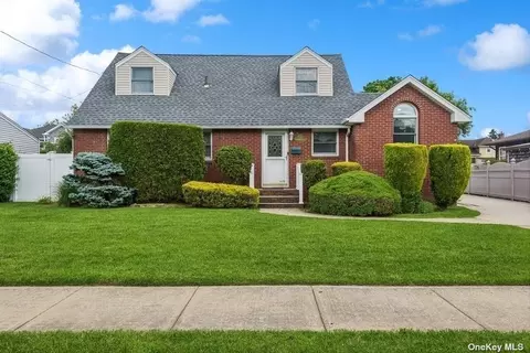 1767 Gildersleeve St, Merrick, NY 11566