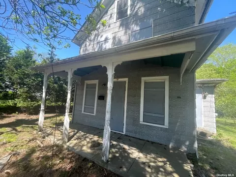 43 Bank St, Center Moriches, NY 11934