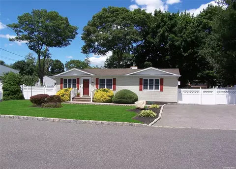 355 Grace St, Holbrook, NY 11741