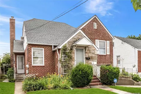 21 Clinton St, Elmont, NY 11003