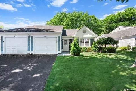 268 Glen Dr #268, Ridge, NY 11961