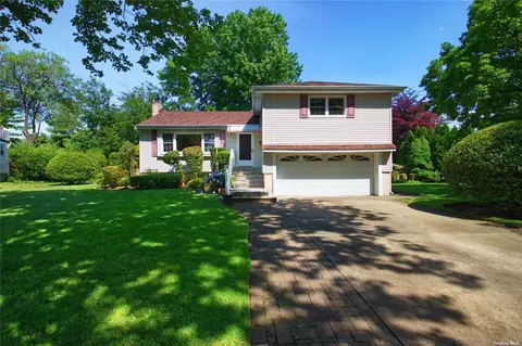 76 Pell Ter, Garden City, NY 11530