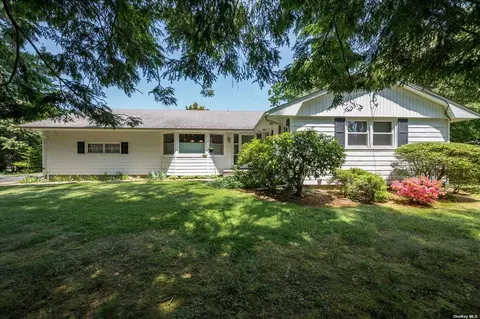 3 Briarcliff Pl, Huntington, NY 11743