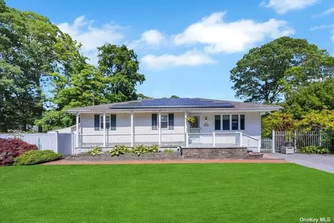 137 Dahlia Dr, Mastic Beach, NY 11951