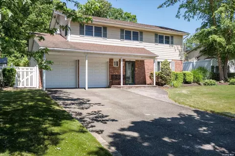 10 Amherst Ln, Smithtown, NY 11787